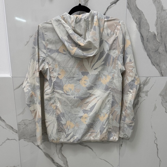 Patagonia Women's Patterned Cream and Gray Bajadas Hoody Rain Jacket - Picture 6 of 7